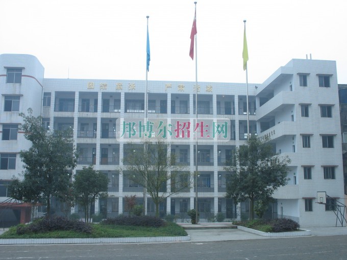 南充信息工程職業(yè)學(xué)校2016年報名條件、招生對象