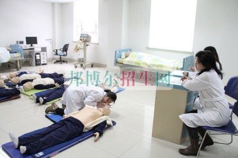 女生學(xué)高級護理