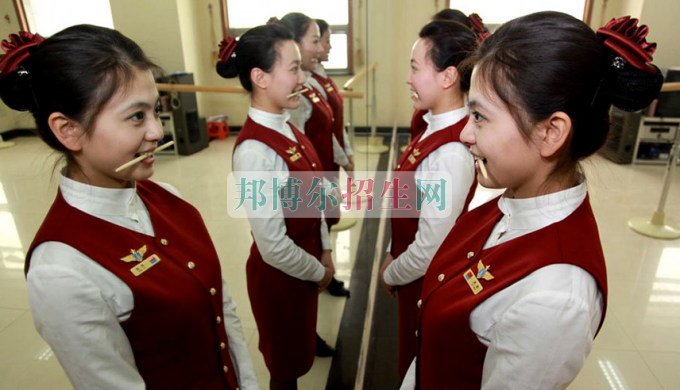 成都內(nèi)理科一?？罩谐藙?wù)大專學(xué)校