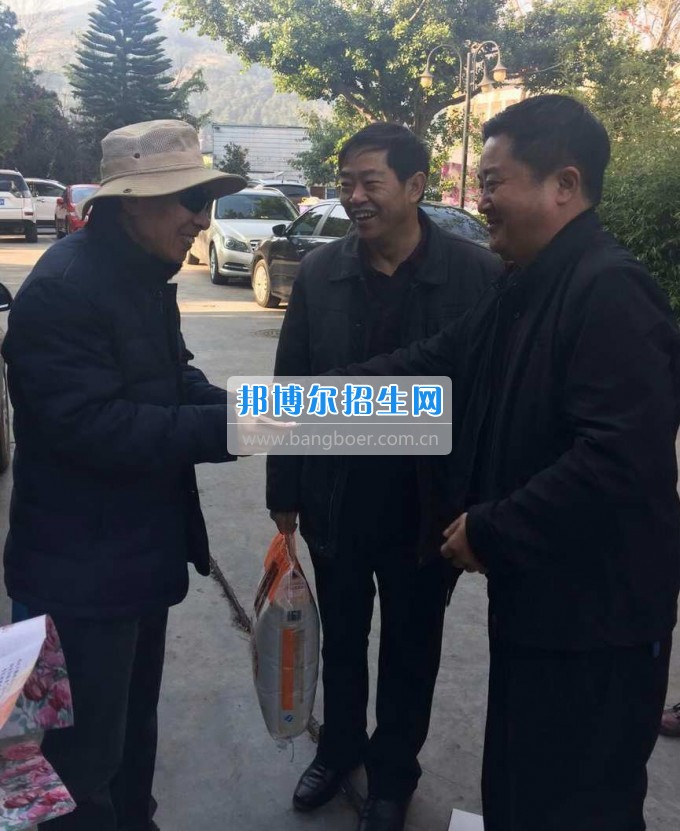 涼山民族師范學(xué)校領(lǐng)導(dǎo)新春走訪(fǎng)慰問(wèn)離退休老干部