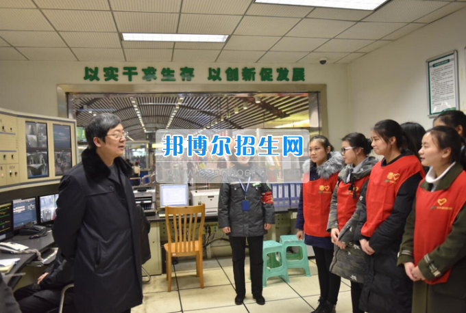 重慶公共運輸職業(yè)學院領導帶隊慰問軌道志愿者