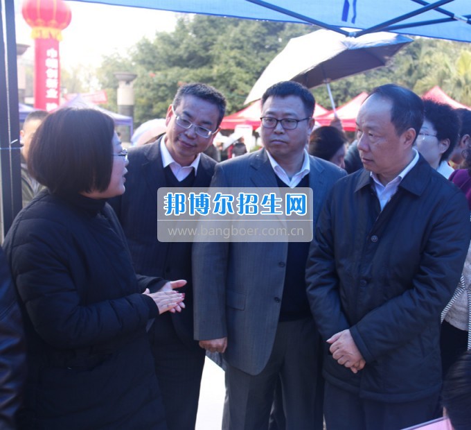 南充師范學(xué)?；ㄩ_滿堂盛世春——南充師范歡慶“三八”節(jié)