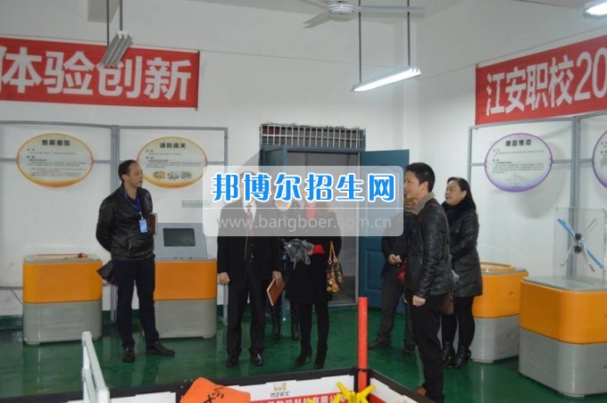 縣科協(xié)領(lǐng)導(dǎo)到四川省江安縣職業(yè)技術(shù)學(xué)?？赐麢C(jī)器人大賽師生