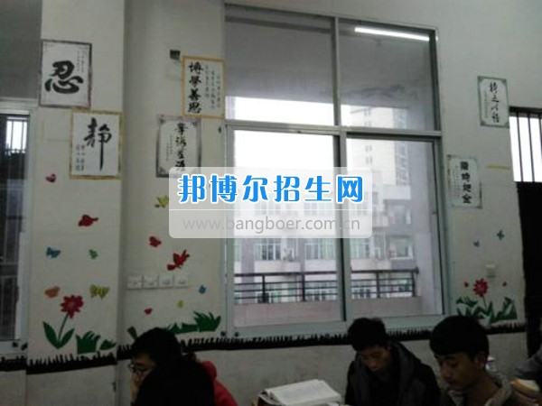 四川省宜賓市南溪區(qū)職業(yè)高級中學校數(shù)控專業(yè)部開展教室美化活動