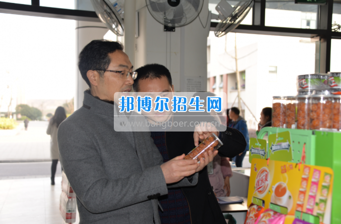 川南幼兒師范高等?？茖W(xué)校領(lǐng)導(dǎo)率隊(duì)檢查開學(xué)準(zhǔn)備工作