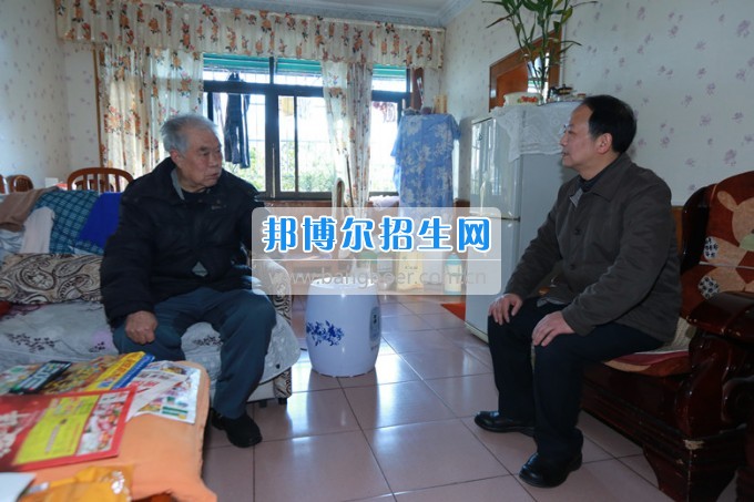 川北幼兒師范高等?？茖W(xué)校黨委書記張斌走訪慰問學(xué)校離退休老同志