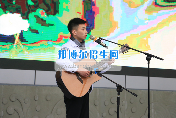 成都市洞子口職業(yè)高級(jí)中學(xué)舉行“成都，因我更美麗”主題開學(xué)典禮