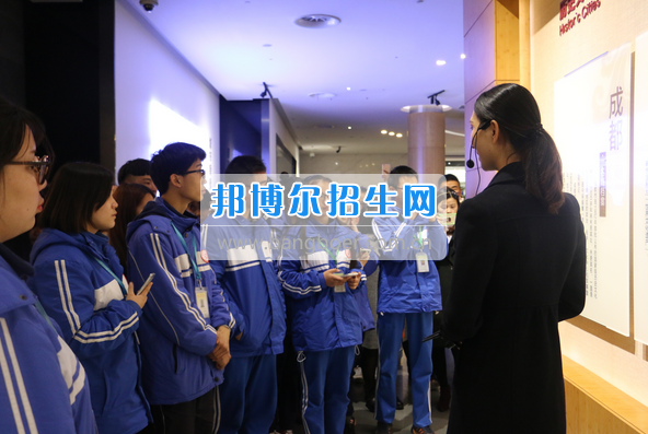 成都市洞子口職業(yè)高級(jí)中學(xué)舉行“成都，因我更美麗”主題開學(xué)典禮
