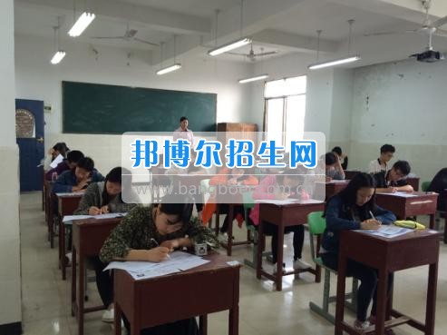 四川三河職業(yè)學(xué)院五年制轉(zhuǎn)錄考試工作圓滿結(jié)束  4月6日-7日，根據(jù)《四川三河職業(yè)學(xué)院2017年五年制轉(zhuǎn)錄考核方案》要求，2017年五年制轉(zhuǎn)錄考試在聯(lián)辦學(xué)校合江少岷職業(yè)技術(shù)學(xué)校張灣校區(qū)舉行，考試由教務(wù)處丁小林副處長(zhǎng)組織，少岷職校有關(guān)領(lǐng)導(dǎo)共同配合開(kāi)展，考試組織嚴(yán)密、紀(jì)律正常、圓滿完成了2017年五年制轉(zhuǎn)錄考試工作。