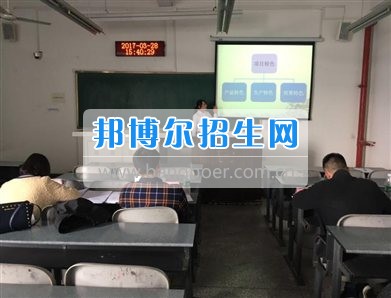 成都師范學(xué)院舉行2017年上半年學(xué)生創(chuàng)業(yè)補(bǔ)貼評審會