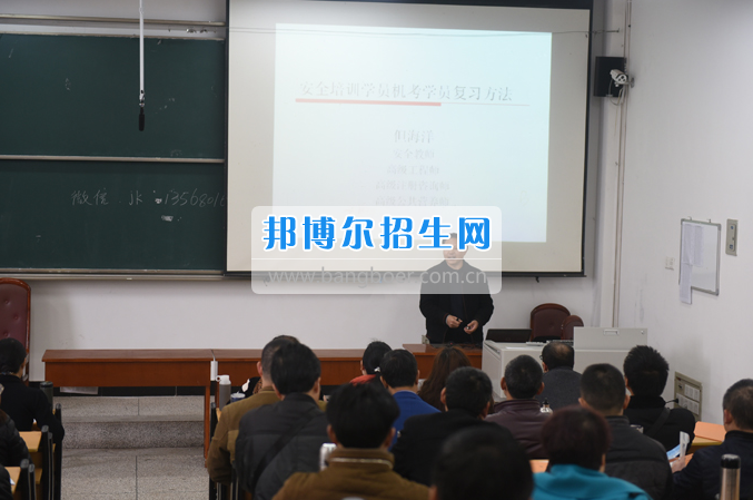 內(nèi)江市鐵路機械學(xué)校首期“特種設(shè)備、特種作業(yè)人員安全技術(shù)培訓(xùn)班”順利結(jié)業(yè)