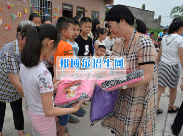 川南幼兒師范高等?？茖W(xué)校在前進(jìn)村留守兒童之家舉行慶“六一“活動