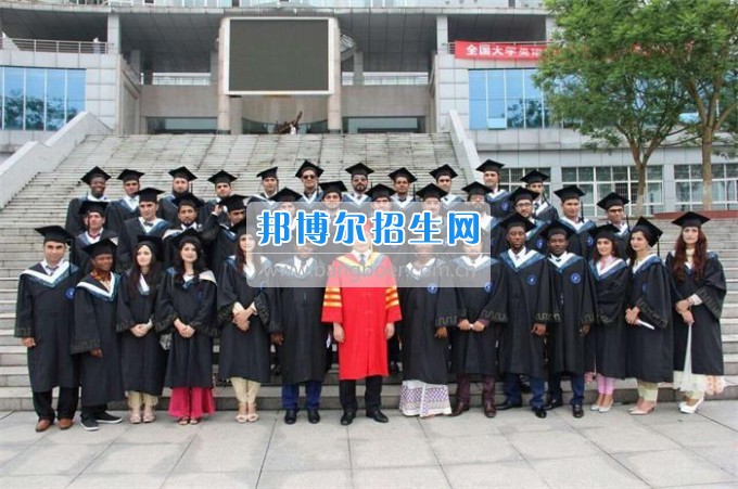 學校國際教育交流學院舉行2011級留學生畢業(yè)典禮