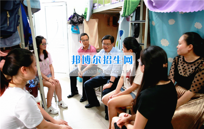 成都中醫(yī)藥大學(xué)領(lǐng)導(dǎo)走訪慰問(wèn)老黨員、困難黨員和群眾代表