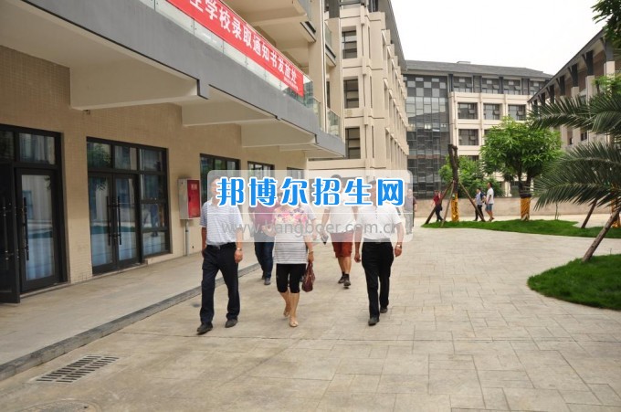 　　攀枝花學(xué)院土木工程學(xué)院副校長石維富帶隊檢查康養(yǎng)學(xué)院后勤準(zhǔn)備工作  　　7月10日，攀枝花學(xué)院土木工程學(xué)院副校長石維富帶領(lǐng)學(xué)生處、后管處、網(wǎng)計中心、后勤集團、宣傳部、康養(yǎng)學(xué)院、花舞人間公司相關(guān)負(fù)責(zé)人一同視察了康養(yǎng)學(xué)院后勤保障準(zhǔn)備工作。  　　石維富主要檢查了學(xué)生寢室、教室、實驗室、食堂、運動場等校園環(huán)境設(shè)施的準(zhǔn)備情況。相關(guān)單位對準(zhǔn)備工作中存在的問題提出了具體整改意見。最后石維富要求相關(guān)單位積極配合花舞人間公司做好開學(xué)前準(zhǔn)備工作，并希望花舞人間公司加快工作進度，確保在開學(xué)前各項準(zhǔn)備工作保質(zhì)保量完成。  　　
