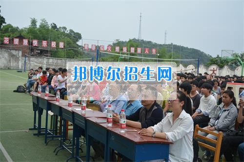 　　我校隆重舉行2017年預(yù)備班學(xué)生“各展所長(zhǎng)，揚(yáng)帆起航”文藝匯演  　　為了豐富同學(xué)們的課余生活，提高同學(xué)們的文藝素養(yǎng)，增強(qiáng)班級(jí)間的凝聚力和親和力。6月2日晚，我校在球類運(yùn)動(dòng)場(chǎng)舉辦了預(yù)備班“各展所長(zhǎng)，揚(yáng)帆起航”學(xué)生文藝匯演，全體預(yù)備班學(xué)生和職高部學(xué)生共800多名以及20多名教職工觀看了演出。  　　此次文藝匯演的節(jié)目?jī)?nèi)容形式多樣、內(nèi)容豐富，激情的開場(chǎng)舞——《GOODBOY》中拉開了帷幕，伴隨著一陣陣掌聲，歌舞、小品、朗誦、相聲等精心準(zhǔn)備的22個(gè)精彩的節(jié)目為觀眾呈現(xiàn)了一道豐富的視聽盛宴，最后全體師生齊唱的《難忘今宵》把本場(chǎng)文藝匯演推向了高潮，掌聲和歡呼聲此起彼伏，臺(tái)上臺(tái)下成了一片激情四溢的海洋，本場(chǎng)文藝匯演畫上了圓滿的句號(hào)。  　　此次文藝匯演演出的成功舉辦，充分彰顯了我校預(yù)備班學(xué)生的個(gè)性，讓預(yù)備班學(xué)生充分感受到育才職高的魅力。