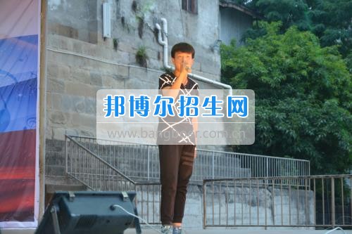 　　我校隆重舉行2017年預(yù)備班學(xué)生“各展所長(zhǎng)，揚(yáng)帆起航”文藝匯演  　　為了豐富同學(xué)們的課余生活，提高同學(xué)們的文藝素養(yǎng)，增強(qiáng)班級(jí)間的凝聚力和親和力。6月2日晚，我校在球類運(yùn)動(dòng)場(chǎng)舉辦了預(yù)備班“各展所長(zhǎng)，揚(yáng)帆起航”學(xué)生文藝匯演，全體預(yù)備班學(xué)生和職高部學(xué)生共800多名以及20多名教職工觀看了演出。  　　此次文藝匯演的節(jié)目?jī)?nèi)容形式多樣、內(nèi)容豐富，激情的開場(chǎng)舞——《GOODBOY》中拉開了帷幕，伴隨著一陣陣掌聲，歌舞、小品、朗誦、相聲等精心準(zhǔn)備的22個(gè)精彩的節(jié)目為觀眾呈現(xiàn)了一道豐富的視聽盛宴，最后全體師生齊唱的《難忘今宵》把本場(chǎng)文藝匯演推向了高潮，掌聲和歡呼聲此起彼伏，臺(tái)上臺(tái)下成了一片激情四溢的海洋，本場(chǎng)文藝匯演畫上了圓滿的句號(hào)。  　　此次文藝匯演演出的成功舉辦，充分彰顯了我校預(yù)備班學(xué)生的個(gè)性，讓預(yù)備班學(xué)生充分感受到育才職高的魅力。