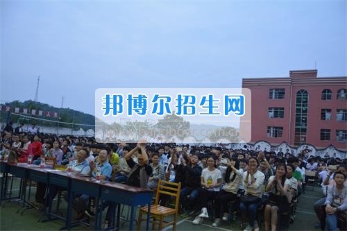 　　我校隆重舉行2017年預(yù)備班學(xué)生“各展所長(zhǎng)，揚(yáng)帆起航”文藝匯演  　　為了豐富同學(xué)們的課余生活，提高同學(xué)們的文藝素養(yǎng)，增強(qiáng)班級(jí)間的凝聚力和親和力。6月2日晚，我校在球類運(yùn)動(dòng)場(chǎng)舉辦了預(yù)備班“各展所長(zhǎng)，揚(yáng)帆起航”學(xué)生文藝匯演，全體預(yù)備班學(xué)生和職高部學(xué)生共800多名以及20多名教職工觀看了演出。  　　此次文藝匯演的節(jié)目?jī)?nèi)容形式多樣、內(nèi)容豐富，激情的開場(chǎng)舞——《GOODBOY》中拉開了帷幕，伴隨著一陣陣掌聲，歌舞、小品、朗誦、相聲等精心準(zhǔn)備的22個(gè)精彩的節(jié)目為觀眾呈現(xiàn)了一道豐富的視聽盛宴，最后全體師生齊唱的《難忘今宵》把本場(chǎng)文藝匯演推向了高潮，掌聲和歡呼聲此起彼伏，臺(tái)上臺(tái)下成了一片激情四溢的海洋，本場(chǎng)文藝匯演畫上了圓滿的句號(hào)。  　　此次文藝匯演演出的成功舉辦，充分彰顯了我校預(yù)備班學(xué)生的個(gè)性，讓預(yù)備班學(xué)生充分感受到育才職高的魅力。