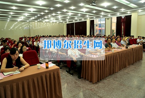 重慶信息技術(shù)職業(yè)學(xué)院召開(kāi)全校教職工大會(huì)