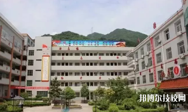 鎮(zhèn)巴縣職業(yè)教育中心2020年報名條件、招生要求、招生對象 
