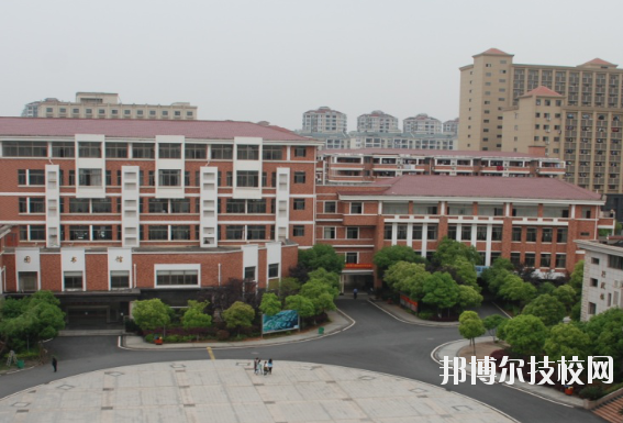 江西工商技工學(xué)校2020年招生辦聯(lián)系電話(huà) 