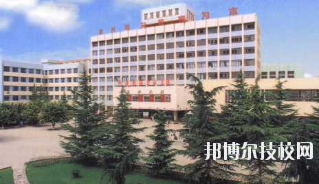 知道一所學(xué)校的名字，但是最基本的學(xué)校簡(jiǎn)介是必須了解的，選學(xué)校不能初心，畢竟是關(guān)系到自己的將來(lái)。以下是小編整理的蘭州電力學(xué)校介紹。  蘭州電力學(xué)校層次：中專(zhuān)  蘭州電力學(xué)校性質(zhì)：公辦  蘭州電力學(xué)校地址：蘭州市安寧區(qū)萬(wàn)新北路  蘭州電力學(xué)校介紹 蘭州電力學(xué)校坐落于蘭州安寧區(qū)，環(huán)境優(yōu)美，教學(xué)設(shè)施齊全。蘭州電力學(xué)校、甘肅電業(yè)職工中等專(zhuān)業(yè)學(xué)校、甘肅電力繼續(xù)教育中心三塊牌子，一套機(jī)構(gòu)，分署辦公，甘肅電力黨校掛靠在學(xué)校。  十幾年來(lái)，蘭州電力學(xué)校先后招收國(guó)家任務(wù)生、社會(huì)委培生、市場(chǎng)調(diào)節(jié)生等類(lèi)學(xué)生，為社會(huì)和系統(tǒng)培養(yǎng)畢業(yè)生3104名，為甘肅電力系統(tǒng)和農(nóng)電系統(tǒng)培訓(xùn)學(xué)員近16000人。 經(jīng)過(guò)十幾年、尤其是90年代中后期的迅速發(fā)展，學(xué)校已經(jīng)成為甘肅省中專(zhuān)學(xué)校的佼佼者，建有一座中型實(shí)習(xí)工廠，有計(jì)算機(jī)多媒體教室、電子閱覽室等18個(gè)實(shí)驗(yàn)室和校園計(jì)算機(jī)網(wǎng)絡(luò)。學(xué)校曾經(jīng)和現(xiàn)設(shè)置的專(zhuān)業(yè)有發(fā)電廠及電力系統(tǒng)、電廠熱能動(dòng)力設(shè)備、電廠化學(xué)、建筑工程估價(jià)、用電管理、計(jì)算機(jī)應(yīng)用、財(cái)務(wù)會(huì)計(jì)、城鎮(zhèn)供用電、農(nóng)村供用電、制冷與空調(diào)安裝、電力營(yíng)銷(xiāo)、電氣技術(shù)、電子電器、輸配電線路施工檢修與運(yùn)行、水利水電工程技術(shù)、文化藝術(shù)等近二十個(gè)專(zhuān)業(yè)。學(xué)制有大中專(zhuān)二年半、在職中專(zhuān)三年、普通中專(zhuān)四年和