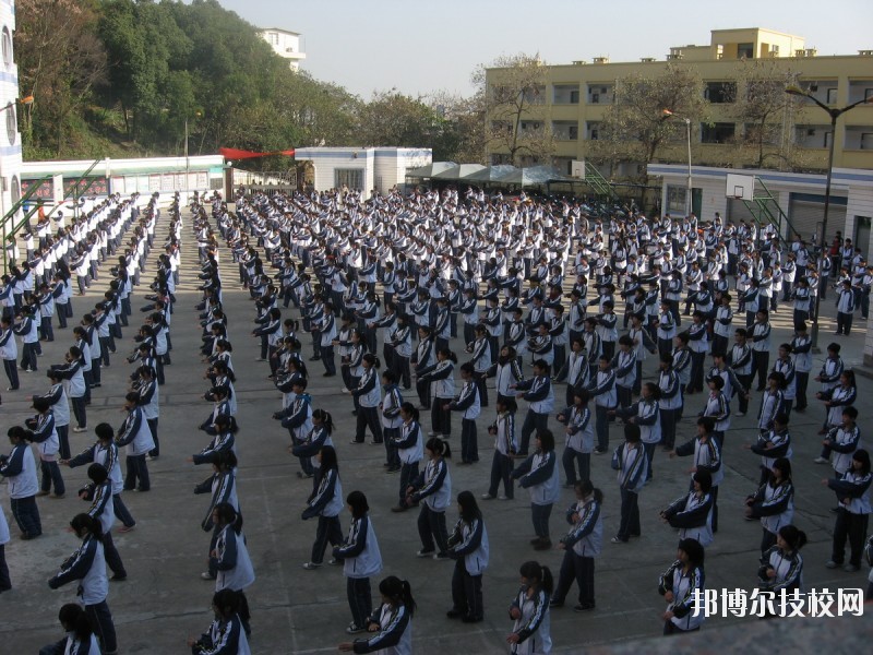 上學(xué)難的問(wèn)題雖然一直在解決，但還是會(huì)有部分家庭要面臨這個(gè)問(wèn)題。因此，學(xué)費(fèi)是學(xué)生和家長(zhǎng)在填報(bào)志愿的時(shí)候必定會(huì)考慮的重要因素之一，關(guān)乎一個(gè)家庭的經(jīng)濟(jì)承受能力。下面是小編今天整理的關(guān)于浙江醫(yī)藥技術(shù)學(xué)校的收費(fèi)標(biāo)準(zhǔn)的相關(guān)信息，希望大家報(bào)考自己滿意的學(xué)校。  浙江醫(yī)藥技術(shù)學(xué)校2020年學(xué)費(fèi)、收費(fèi)標(biāo)準(zhǔn) 學(xué) 費(fèi)(免學(xué)費(fèi)前)：三年制中專專業(yè)3000元/學(xué)期。  浙江醫(yī)藥技術(shù)學(xué)校拓展閱讀 1.普通高中學(xué)校學(xué)生資助政策  (1)免學(xué)費(fèi)  對(duì)享受最低生活保障待遇家庭的子女、依法由社會(huì)福利機(jī)構(gòu)監(jiān)護(hù)的未成年人、革命烈士子女、列入農(nóng)村五保供養(yǎng)范圍的未成年人以及殘疾學(xué)生，免除在校期間學(xué)費(fèi)和代管費(fèi)。  (2)國(guó)家助學(xué)金  對(duì)具有正式注冊(cè)學(xué)籍的普通高中在校生中的家庭經(jīng)濟(jì)困難學(xué)生發(fā)放國(guó)家助學(xué)金，平均資助標(biāo)準(zhǔn)為每生每年2000元。  2.中等職業(yè)學(xué)校學(xué)生資助政策  (1)免學(xué)費(fèi)  對(duì)公辦中等職業(yè)學(xué)校全日制正式學(xué)籍一、二、三年級(jí)所有在校學(xué)生免除學(xué)費(fèi)(非民族地區(qū)非戲曲類相關(guān)表演專業(yè)學(xué)生除外);對(duì)民辦中職學(xué)校學(xué)生按當(dāng)?shù)赝愋屯瑢I(yè)公辦中職學(xué)校學(xué)費(fèi)標(biāo)準(zhǔn)給予免除。  (2)國(guó)家助學(xué)金  對(duì)全日制正式學(xué)籍的一、二年級(jí)在校涉農(nóng)專業(yè)學(xué)生和非涉農(nóng)專業(yè)家庭經(jīng)濟(jì)困難學(xué)生發(fā)放國(guó)家助學(xué)金，資助標(biāo)準(zhǔn)為每生每年2000元。  小編關(guān)于浙江醫(yī)藥技術(shù)學(xué)校的學(xué)費(fèi)情況的信息介紹就到這里了。目前國(guó)家大力扶持教育事業(yè)的發(fā)展，尤其是職業(yè)技術(shù)方面的教育，資金扶持給大家解決了不少的后顧之憂。希望大家在如此好的政策環(huán)境下，能抓住機(jī)會(huì)好好發(fā)展自己。