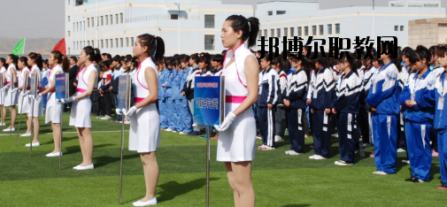 升學(xué)都是選拔性的考試，所以對(duì)同學(xué)們都有分?jǐn)?shù)要求是很正常的，而初中升學(xué)又分為高中和普通中職學(xué)校，而這兩個(gè)之間的錄取都是不一樣的，在分?jǐn)?shù)上面的要求區(qū)別比較大，那么，白銀工業(yè)學(xué)校招生錄取分?jǐn)?shù)線是多少呢?接下來就為同學(xué)們整理一下。  白銀工業(yè)學(xué)校錄取分?jǐn)?shù)線 白銀市普高錄取分?jǐn)?shù)線：460分  白銀工業(yè)學(xué)校拓展閱讀 學(xué)校擁有一支學(xué)歷層次高、專業(yè)水平強(qiáng)、敬業(yè)愛崗、專兼結(jié)合、充滿活力的高素質(zhì)教師隊(duì)伍，學(xué)?，F(xiàn)有專兼結(jié)合的教師近200人。其中，研究生學(xué)歷11人，本科學(xué)歷89人，學(xué)歷合格率達(dá)92%以上;有高級(jí)職稱25人，中級(jí)職稱76人;基礎(chǔ)課教師48人，專業(yè)課教師67人，實(shí)習(xí)指導(dǎo)教師33人，雙師型教師占16人。教師的學(xué)歷、職稱結(jié)構(gòu)合理，完全能滿足學(xué)校的教學(xué)、實(shí)習(xí)實(shí)訓(xùn)需要。  學(xué)校擁有十一個(gè)專業(yè)實(shí)訓(xùn)室。即電子電工實(shí)訓(xùn)室、建筑材料實(shí)訓(xùn)室、機(jī)電一體化實(shí)訓(xùn)室、電焊實(shí)訓(xùn)室、電器維修實(shí)訓(xùn)室、電鋼琴實(shí)驗(yàn)實(shí)訓(xùn)室、金工實(shí)訓(xùn)室、模具數(shù)控實(shí)訓(xùn)室、CID制圖室、中高級(jí)電工考核室、銑工實(shí)訓(xùn)室。擁有四大實(shí)驗(yàn)室，即化工實(shí)驗(yàn)室、物理實(shí)驗(yàn)室、財(cái)會(huì)模擬實(shí)驗(yàn)室、語(yǔ)音實(shí)驗(yàn)室。擁有六個(gè)微機(jī)室，多媒體教室、電教室等現(xiàn)代化教學(xué)設(shè)施。并建成校園網(wǎng)及遠(yuǎn)程教育網(wǎng)。學(xué)校將于5月份開工興建的實(shí)訓(xùn)樓建成后，將進(jìn)一步改善實(shí)訓(xùn)條件。學(xué)校分南北兩個(gè)校區(qū)，占地面積500余畝，校舍建筑面積66000平方米。  上文，就是小編為同學(xué)們整理的關(guān)于白銀工業(yè)學(xué)校所在地的普高錄取分?jǐn)?shù)線，同學(xué)們可以通過這個(gè)分?jǐn)?shù)線來分析自己現(xiàn)在的一個(gè)成績(jī)，能夠上高中的話及盡量的上高中。