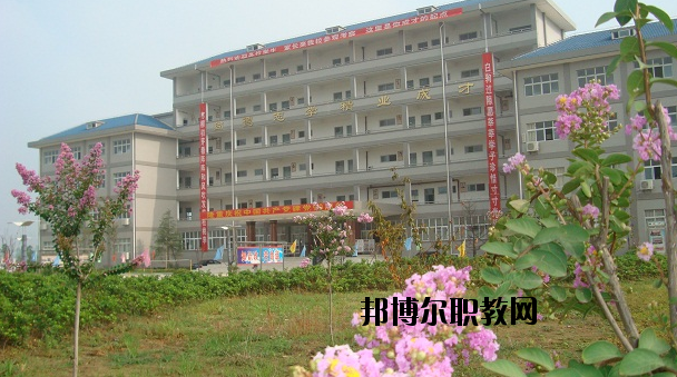 鄂州經(jīng)貿(mào)學(xué)校2020年報名條件、招生要求、招生對象