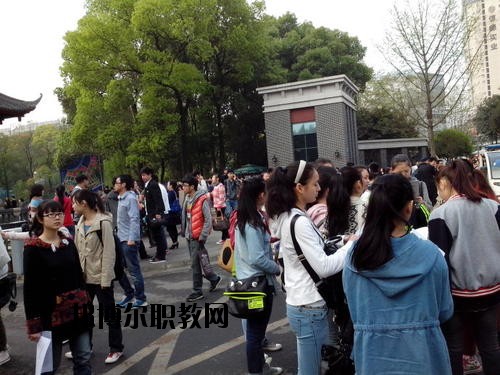 成都國演藝術(shù)學(xué)校2020年報(bào)名條件、招生要求、招生對象