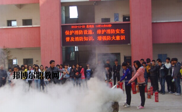 當(dāng)同學(xué)們對(duì)一所學(xué)校感興趣的時(shí)候，一般會(huì)通過怎樣的方式來了解這所學(xué)校的相關(guān)信息呢?相信很多的同學(xué)都會(huì)選擇通過上網(wǎng)查詢的方式來對(duì)學(xué)校信息進(jìn)行了解，可是有的時(shí)候網(wǎng)上有的學(xué)校信息并不全面，一些招生信息同學(xué)們只能通過撥打?qū)W校招生電話進(jìn)行了解。  上饒中等職業(yè)學(xué)校招生電話：0793-8629088  上饒中等職業(yè)學(xué)校郵箱：srdzgy@jxedu.gov.cn  上饒中等職業(yè)學(xué)校簡介 上饒中等職業(yè)學(xué)校創(chuàng)辦于1998年，是經(jīng)市教育局98[131]號(hào)文件和省教[2000]018號(hào)文件批準(zhǔn)的全日制職業(yè)中專學(xué)?！，F(xiàn)有專業(yè)十個(gè)，在籍學(xué)生1200余人，專職教師60多名，學(xué)校秉承“勤學(xué)、奮進(jìn)、友愛、創(chuàng)新”的校訓(xùn)，以教學(xué)管理嚴(yán)格，封閉式軍事化管理為特色。全體員工克盡職守，愛崗敬業(yè)，用心工作，真心服務(wù)。十五年來培育了數(shù)8000余名技術(shù)人才，受到市委、市政府和用人單位的充分肯定。  上饒中等職業(yè)學(xué)校就業(yè)優(yōu)勢(shì) 學(xué)校畢業(yè)的學(xué)生都通過學(xué)校一系列的考核，有過硬的動(dòng)手能力和理論知識(shí)，能確保各專業(yè)的畢業(yè)生基本上專業(yè)對(duì)口的就業(yè)上崗，并受到用人單位一致好證，畢業(yè)業(yè)供不應(yīng)求。就業(yè)率一真位居全市前列，被省教育廳授予“江西省中等職業(yè)學(xué)校就業(yè)先進(jìn)單位”。  小編總結(jié) 有的時(shí)候，網(wǎng)上有的只是關(guān)于學(xué)校的辦學(xué)條件介紹，而對(duì)于學(xué)校當(dāng)年招生政策的信息介紹卻不多。因此，小編建議，為了同學(xué)們可以更順利地報(bào)考，接下來可以通過撥打招生電話的方式先對(duì)學(xué)校的招生政策做一個(gè)詳細(xì)的了解。