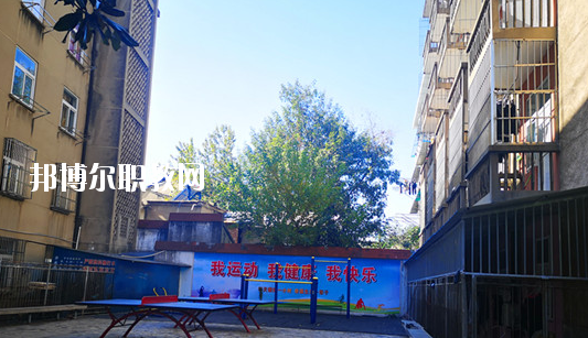 在對這所學(xué)校進行判斷以后，才會知道不同學(xué)校之間所公布的各方面情況都是不同的，而這些信息也是需要學(xué)生自己去進行判斷的，當然了其中有關(guān)于學(xué)校的住宿環(huán)境也是需要被學(xué)生所了解的，畢竟這是每個學(xué)生在學(xué)校的住宿情況。  蕪湖職業(yè)技術(shù)學(xué)院附屬中等職業(yè)學(xué)校住宿條件 學(xué)生宿舍實行四人間公寓化、封閉式管理，并配有校園公共浴室、住宿條件不錯，給學(xué)生提供了一個舒適、安全的學(xué)習(xí)和生活環(huán)境。  蕪湖職業(yè)技術(shù)學(xué)院附屬中等職業(yè)學(xué)校辦學(xué)條件 學(xué)校坐落在美麗的鏡湖公園和九蓮塘公園中間，是市中心唯一的一所公辦職業(yè)學(xué)校，交通便利，環(huán)境優(yōu)美，生活方便。學(xué)校本著對教育教學(xué)質(zhì)量和學(xué)生負責的態(tài)度，劃定最低錄取線。住校生宿舍條件優(yōu)越，實行公寓化、封閉式管理。學(xué)校教學(xué)設(shè)備齊全，多媒體電教室、多功能活動廳、計算機組裝實驗室、數(shù)字化動漫實驗室、語言實驗室、實訓(xùn)賓館、與學(xué)院聯(lián)網(wǎng)的校園網(wǎng)及學(xué)院擁有的實驗實訓(xùn)室等，為學(xué)生提升動手能力、開拓視野創(chuàng)造了得天獨厚的條件。  蕪湖職業(yè)技術(shù)學(xué)院附屬中等職業(yè)學(xué)校師資力量 近幾年我校一批優(yōu)秀教師、教壇新星脫穎而出，多人次獲國家、省、市一等獎項。我校現(xiàn)有正教授一名，省級特級教師一名(同類學(xué)校唯一)，高中級教師若干。學(xué)校聘請蕪湖職業(yè)技術(shù)學(xué)院專家教授組成教學(xué)督導(dǎo)組實施教學(xué)督導(dǎo)，對備課、上課等教學(xué)環(huán)節(jié)進行全程質(zhì)量評估，以督導(dǎo)促教學(xué)、以督導(dǎo)促創(chuàng)新、以督導(dǎo)促規(guī)范，使學(xué)生學(xué)有所成。我校教學(xué)計劃和課程設(shè)置是由學(xué)院、附校、用人單位、專業(yè)領(lǐng)域?qū)＜宜姆絽⑴c研發(fā)。已形成：頂層設(shè)計、分層教學(xué)、工學(xué)結(jié)合、系統(tǒng)培養(yǎng)的獨特教學(xué)模式。嚴把教學(xué)標準和畢業(yè)生質(zhì)量標準兩個關(guān)口。  以上所介紹的信息便是有關(guān)于蕪湖職業(yè)技術(shù)學(xué)院附屬中等職業(yè)學(xué)校的住宿情況，就可以知道其實這所學(xué)校對于學(xué)生的基本需求是可以滿足的，但是學(xué)生想要選擇其他方面的住宿情況話，就需要學(xué)生提前去對每所學(xué)校的住宿情況進行了解。