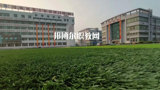 問：珠海索卡科技技工學(xué)校怎么樣、好不好?  答:珠海市索卡科技技工學(xué)校是經(jīng)珠海市人力資源和社會(huì)保障局批準(zhǔn)成立，廣東索卡集團(tuán)有限公司創(chuàng)辦的以培養(yǎng)中級(jí)技術(shù)人才為主的全日制中等技工學(xué)校。學(xué)校位于粵港澳大灣區(qū)的珠海市后花園高欄港經(jīng)濟(jì)區(qū)平沙鎮(zhèn)，是2020年珠海市西部地區(qū)僅有的一所中等職業(yè)學(xué)校。學(xué)校被列為廣東省足球協(xié)會(huì)(珠海)培訓(xùn)實(shí)驗(yàn)基地、珠海市新型技能人才培訓(xùn)基地，珠海市國(guó)防與公共安全體驗(yàn)基地。  珠海索卡科技技工學(xué)校就業(yè) 學(xué)校堅(jiān)持校企合作的辦學(xué)思路，采取訂單式的人才培養(yǎng)模式，與省市足協(xié)和部分省內(nèi)外高等院校、眾多優(yōu)質(zhì)企業(yè)建立了校企合作關(guān)系，學(xué)生就業(yè)率保持在100%。索卡集團(tuán)以“體育+旅游”產(chǎn)業(yè)開發(fā)為核心，多元化經(jīng)營(yíng)，業(yè)務(wù)覆蓋體育、游艇、教育、酒店、醫(yī)療、康復(fù)康養(yǎng)、產(chǎn)業(yè)科研、商業(yè)運(yùn)營(yíng)、資本投資等領(lǐng)域，2019年正在珠海市平沙鎮(zhèn)投資建設(shè)“索卡國(guó)際足球小鎮(zhèn)”項(xiàng)目，計(jì)劃總投資60億元人民幣。  珠海索卡科技技工學(xué)校 學(xué)校規(guī)劃占地面積205畝，現(xiàn)有建筑面積約3萬平方米，環(huán)境優(yōu)美，交通便利，教學(xué)生活設(shè)施齊全，是一所獨(dú)具特色的技工學(xué)校。學(xué)校建有標(biāo)準(zhǔn)足球場(chǎng)、籃球場(chǎng)、排球場(chǎng)、羽毛球場(chǎng)、乒乓球場(chǎng)等活動(dòng)場(chǎng)所。有教學(xué)樓、實(shí)訓(xùn)樓、學(xué)生公寓樓、學(xué)術(shù)報(bào)告廳、學(xué)生社團(tuán)活動(dòng)中心等教育教學(xué)生活場(chǎng)所。  珠海索卡科技技工學(xué)校管理 學(xué)校管理科學(xué)規(guī)范，采取全封閉軍事化管理模式。學(xué)校有一支既能從事理論教學(xué)，又能指導(dǎo)實(shí)訓(xùn)的“雙師型”隊(duì)伍。學(xué)校堅(jiān)持“以就業(yè)為導(dǎo)向、以服務(wù)為宗旨、以質(zhì)量求生存、以管理樹形象、以特色謀發(fā)展，達(dá)到學(xué)生、家長(zhǎng)、用人單位滿意”的辦學(xué)理念，根據(jù)市場(chǎng)需求，對(duì)接企業(yè)建專業(yè)，對(duì)接崗位設(shè)課程，根據(jù)興趣選專業(yè)，與就業(yè)市場(chǎng)緊密對(duì)接。  我們的起點(diǎn)可能很低，但我們要有扭轉(zhuǎn)局面的能力，努力把自己的成績(jī)提升上去，很多的學(xué)校都是看重統(tǒng)招的分?jǐn)?shù)線的，只有把自己的學(xué)習(xí)提升上了了，你在考試中才能夠游刃有余，一次考試定乾坤，最后選擇有優(yōu)勢(shì)的學(xué)校。