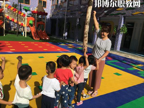 隨著我國人口基數(shù)的大幅上漲，我國幼兒園的數(shù)量呈現(xiàn)逐年遞增的趨勢，但符合現(xiàn)在教育標(biāo)準(zhǔn)的專業(yè)性幼兒教師卻少之又少，所以說幼兒教師行業(yè)是現(xiàn)目前非常有發(fā)展前途的行業(yè)之一。近日就有不少同學(xué)咨詢小編關(guān)于成都女生讀幼師學(xué)校學(xué)什么專業(yè)好?女生若是想學(xué)幼師類專業(yè)，可以選擇的專業(yè)方向是很多的，在這里就給大家介紹一下。  學(xué)前教育專業(yè)就業(yè)前景 在早期教育方面，0-3歲是人的一生中發(fā)展最重要的時(shí)期。一個(gè)人的學(xué)習(xí)能力的50%是在生命的頭4年中發(fā)展起來的，初生嬰兒的腦發(fā)育比15歲孩子快1000倍。很多思想和智力是在3歲前打下基礎(chǔ)的。0-3歲是嬰幼兒成長的關(guān)鍵期：最初的身體素質(zhì)、智力發(fā)展、個(gè)性品質(zhì)的形成于發(fā)展都是從這里開始的。越來越多的家長開始接受并重視早期教育，早期教育在我國經(jīng)過10余年的發(fā)展已經(jīng)形成相當(dāng)?shù)囊?guī)模，不僅是大城市，就算是三、四線城市也隨處可見大大小小的“親子園”“親子中心”“早教中心”等早教機(jī)構(gòu)，但專業(yè)的早期教育師資嚴(yán)重不足。  學(xué)前教育專業(yè)就業(yè)崗位 1、教師或兒童顧問;  2、兒童發(fā)展評估和指導(dǎo)人員、兒童教育和衛(wèi)生發(fā)展政策制定者、兒童教育咨詢專家——在有關(guān)政府機(jī)關(guān)、各大醫(yī)院的兒科門診工作;  3、兒童專欄節(jié)目采編人員——在報(bào)社、雜志社、電臺(tái)電視臺(tái)等媒體工作;  4、各類兒童用品開發(fā)的專業(yè)顧問或市場調(diào)查和分析專業(yè)人士等。  幼師專業(yè)介紹 培養(yǎng)目標(biāo)：本專業(yè)培養(yǎng)熱愛幼兒教育事業(yè)，能適應(yīng)幼兒教育改革與發(fā)展的需要，關(guān)愛幼兒，有良好的師德、寬厚的科學(xué)文化知識和扎實(shí)的學(xué)前教育專業(yè)理論，具有過硬的專業(yè)技能、教育能力及教育研究的意識和能力，綜合素質(zhì)高，能在托幼機(jī)構(gòu)從事0-6歲保教、管理工作的幼兒教師。  核心課程：舞蹈，視唱，琴法，樂理，聲樂，美術(shù)，鍵盤和聲與伴奏，幼兒歌曲伴奏，玩教具制作，教師口語，教師禮儀，幼兒游戲與主持，幼兒教育學(xué)，兒童文學(xué)，幼兒衛(wèi)生與保健，幼兒心里學(xué)，幼師英語，珠心算等。  女生讀學(xué)前教育怎么樣 學(xué)前教育前景不錯(cuò)，對女孩來說尤其是不錯(cuò)的選擇。特別是有品牌的幼兒園，十分吃香。  隨著我國幼教事業(yè)的迅速發(fā)展，對于幼兒教師和管理人員的需求驟增，幼師專業(yè)的畢業(yè)生供不應(yīng)求。盡管今年來全國各地一些院校增建了學(xué)前教育專業(yè)來培養(yǎng)幼兒教師，仍然不能滿足整個(gè)社會(huì)的需求。  國家中長期教育改革和發(fā)展規(guī)劃綱要(2010-2020年)中指出，到2020年，普及學(xué)前一年教育，基本普及學(xué)前兩年教育，重視0至3歲嬰幼兒教育。大力發(fā)展公辦幼兒園，積極扶持民辦幼兒園。嚴(yán)格執(zhí)行幼兒教師資格標(biāo)準(zhǔn)，依法落實(shí)幼兒教師地位和待遇。  上面關(guān)于成都女生讀幼師學(xué)校學(xué)什么專業(yè)好，小編給大家介紹了。幼教專業(yè)現(xiàn)在已經(jīng)成為了當(dāng)代女生選擇的熱門的教育行業(yè)之一。因?yàn)橛讕熓呛⒆映砷L關(guān)鍵的存在，越來越多的孩子需要受到教育，幼兒教師在今后的道路是很寬廣的。對于女生來說，幼師專業(yè)還是不錯(cuò)的，因?yàn)閷韽氖鹿ぷ魃蠒?huì)有許多優(yōu)勢，比較好就業(yè)。