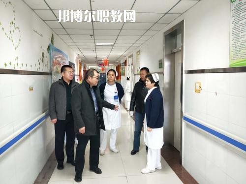 新疆石河子衛(wèi)生學(xué)校2021年招生錄取分?jǐn)?shù)線?我們讀書的同學(xué)就知道分?jǐn)?shù)是很重要的，同學(xué)們自己在找學(xué)校的時候就知道，同學(xué)們?nèi)タ磳W(xué)校學(xué)校首先問的就是同學(xué)們自己的分?jǐn)?shù)，小編就來給同學(xué)們整理一下，讓同學(xué)們有參考的。  新疆石河子衛(wèi)生學(xué)校2021年招生錄取分?jǐn)?shù)線 1.121團(tuán)一中380  2.142團(tuán)一中380  3.143團(tuán)一中380  4.148團(tuán)一中381  新疆石河子衛(wèi)生學(xué)校簡介 石河子衛(wèi)生學(xué)校地處祖國西北邊陲，位于新疆維吾爾自治區(qū)天山北麓的“戈壁明珠”石河子市，在市中心西小路151號，學(xué)校地理位置優(yōu)越，環(huán)境優(yōu)美，是教書育人的理想境地。1985年學(xué)校率先在全國倡導(dǎo)規(guī)范化護(hù)士教育，并制定了一整套管理制度。  學(xué)校老師撰寫的《整體化護(hù)理教學(xué)》已由新疆科技衛(wèi)生出版社發(fā)行，并在全疆護(hù)理教師培訓(xùn)中當(dāng)教材使用。掛牌之后，學(xué)校將把護(hù)理示范專業(yè)辦成技能型緊缺人才的培養(yǎng)培訓(xùn)基地，更好地為全疆各族人民服好務(wù)。  據(jù)了解，建校四十五年來，這個學(xué)校為自治區(qū)培養(yǎng)了10328名護(hù)理人才，其中少數(shù)民族學(xué)生占30%，為全疆農(nóng)牧區(qū)培養(yǎng)了一大批扎根基層、留得住、用得上的當(dāng)?shù)厣贁?shù)民族護(hù)理人才。  學(xué)校始建于1958年，占地面積40127平方米，建筑面積30067平方米，實(shí)驗(yàn)室面積1600平方米。設(shè)有護(hù)理、解剖、生理、生化、藥理、化學(xué)、微生物、計(jì)算機(jī)、遠(yuǎn)程、電教中心等11個實(shí)驗(yàn)室。學(xué)校開設(shè)有護(hù)理、英語護(hù)理、社區(qū)護(hù)理、醫(yī)學(xué)檢驗(yàn)、助產(chǎn)、藥劑等6個專業(yè)，現(xiàn)有在校生2672人。有漢、維吾爾、哈薩克、回、蒙古、滿、錫泊、烏孜別克、俄羅斯、塔吉克、克爾克孜等多種民族，其中少數(shù)民族的學(xué)生占全校在校學(xué)生總數(shù)的28%。學(xué)?，F(xiàn)有在編教職工89人，專任教師45人，本科學(xué)歷占90.6%，雙師型”教師占42%。  同學(xué)們可以看看參考一下自己的分?jǐn)?shù)是在那個階段的，如果是高于這個分?jǐn)?shù)的話，同學(xué)們就可以報讀的哦，如果分?jǐn)?shù)是低于這個分?jǐn)?shù)的話，同學(xué)們自己就不要報讀了哦，所以，提前看看分?jǐn)?shù)也是可以的哦，不過不要忘了就是現(xiàn)階段最重要的還是復(fù)習(xí)的哦。