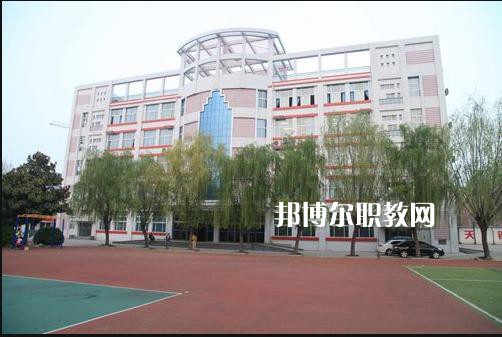重慶輕工業(yè)技工學校2022年學費、收費多少 