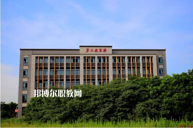 重慶工貿(mào)高級技工學(xué)校2022年報名條件、招生要求、招生對象