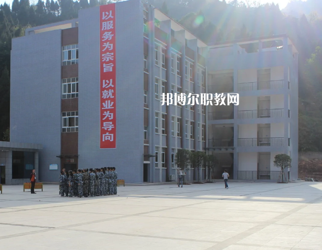 在填報學校之前應(yīng)該與學校的老師多多溝通，