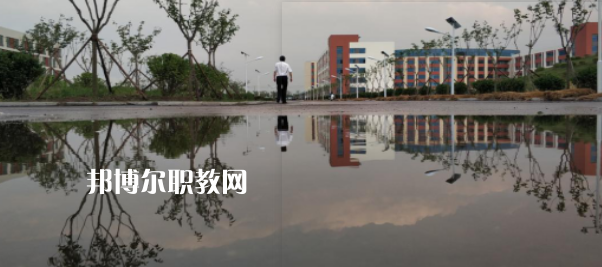 青島西大技工學(xué)校地址在哪里，哪個(gè)地區(qū)，哪個(gè)城市?