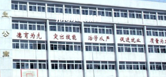 南京市公用事業(yè)技工學(xué)校學(xué)費(fèi)：*********，具體各專業(yè)學(xué)費(fèi)明細(xì)如下，希望對(duì)大家有幫助，邦博爾小編整理的南京市公用事業(yè)技工學(xué)校學(xué)費(fèi)信息僅供參考，如有變動(dòng)，以學(xué)校官方最新消息為準(zhǔn)。  一、南京市公用事業(yè)技工學(xué)校學(xué)費(fèi)多少錢(學(xué)費(fèi)明細(xì)) 1、南京市公用事業(yè)技工學(xué)校各專業(yè)學(xué)費(fèi)收費(fèi)標(biāo)準(zhǔn)  2、南京市公用事業(yè)技工學(xué)校住宿費(fèi)標(biāo)準(zhǔn)：500元/學(xué)年  3、南京市公用事業(yè)技工學(xué)校資助政策  學(xué)校嚴(yán)格按物價(jià)局核定的標(biāo)準(zhǔn)收費(fèi)，在校生享受政府免學(xué)費(fèi)政策。符合條件的優(yōu)秀學(xué)生和貧困生，按規(guī)定享受國(guó)家勵(lì)志獎(jiǎng)學(xué)金和助學(xué)金。  學(xué)校實(shí)行獎(jiǎng)學(xué)金制度，對(duì)比亞迪冠名班，開(kāi)沃集團(tuán)南京金龍冠名班，天泓冠名班和品學(xué)兼優(yōu)的優(yōu)秀學(xué)生給予獎(jiǎng)勵(lì)。  二、南京市公用事業(yè)技工學(xué)校簡(jiǎn)介 多年來(lái)，學(xué)校與一百多家企事業(yè)單位建立了用人協(xié)作關(guān)系，為畢業(yè)生建立了暢通的就業(yè)渠道，部分專業(yè)已采用“定單式定向委培”輸送就業(yè)。  2004年以來(lái)，每年就業(yè)率始終在98.5%以上，畢業(yè)生就業(yè)去向主要為公交行業(yè)，如南京公交、中北巴士、新城巴士等;  汽車制造行業(yè)，如南京南汽集團(tuán)MG汽車制造公司、南京長(zhǎng)安汽車制造公司等;  汽車銷售(4S店)和維修行業(yè)如江蘇天泓汽車服務(wù)有限公司、南京朗馳集團(tuán)有限公司和江蘇省外事旅游汽車公司汽車修理總廠、南京新港汽車維修公司等。