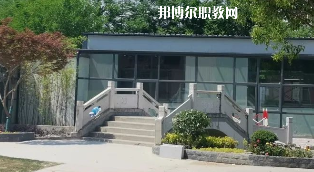 泰州市姜堰區(qū)江淮職業(yè)高級(jí)中學(xué)地址在哪里，哪個(gè)地區(qū)，哪個(gè)城市?