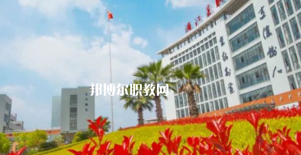 浦江縣職業(yè)技術(shù)學校招生計劃人數(shù)根據(jù)專業(yè)不同，計劃也是不同的，例如：幼兒保育招生40人，學前教育招生57人，普職融通招生150人，工藝美術(shù)招生150人，淘寶美工招生40人，等等，邦博爾小編為大家整理了浦江縣職業(yè)技術(shù)學校招生計劃人數(shù)詳細內(nèi)容，信息僅供參考，如有變動，以學校官方最新消息為準。  一、浦江縣職業(yè)技術(shù)學校招生計劃一覽表 二、浦江縣職業(yè)技術(shù)學校招生情況 1、浦江縣職業(yè)技術(shù)學校招生條件、要求  遵紀守法、熱愛勞動、文明禮貌、樸實誠信;  無疾病、無傳染病、無慢性病史、無犯罪史、無嚴重違紀史;  身體健康，學生品行端正。  2、浦江縣職業(yè)技術(shù)學校招生對象  招收應(yīng)屆、歷屆初中畢業(yè)及以上文化程度的學生  三、浦江縣職業(yè)技術(shù)學校簡介 學校有全國職教名師、省特級教師、大師名家、省市教壇新秀、省技術(shù)能手、市學科帶頭人40多人。智慧校園管理系統(tǒng)、體育館、圖書館、電子閱覽室、校內(nèi)外實訓基地等，教學設(shè)施一應(yīng)俱全。  學校設(shè)有浦江縣職業(yè)技能培訓中心和職業(yè)技能鑒定中心。  四、浦江縣職業(yè)技術(shù)學?？诒?校友評價：浦江縣職業(yè)技術(shù)學校辦學特色鮮明，教學設(shè)施一應(yīng)俱全，為本地經(jīng)濟建設(shè)和社會發(fā)展培養(yǎng)高技能人才。  校友評價：浦江縣職業(yè)技術(shù)學校教學設(shè)備比較齊全，老師工作認真，領(lǐng)導班子心齊。