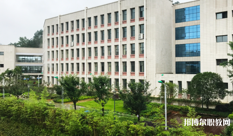 2023黔南民族衛(wèi)生學校招生計劃 招生人數(shù)是多少(附要求、條件、對象)