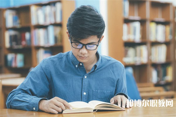 廣西哪里的中專學校能讀美發(fā)與形象設計專業(yè)