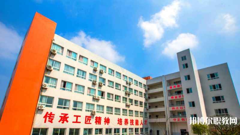 自貢2025年職高和鐵路學(xué)校有哪些區(qū)別