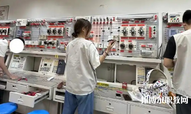 四川2025年讀電工學?？梢钥即髮W嗎